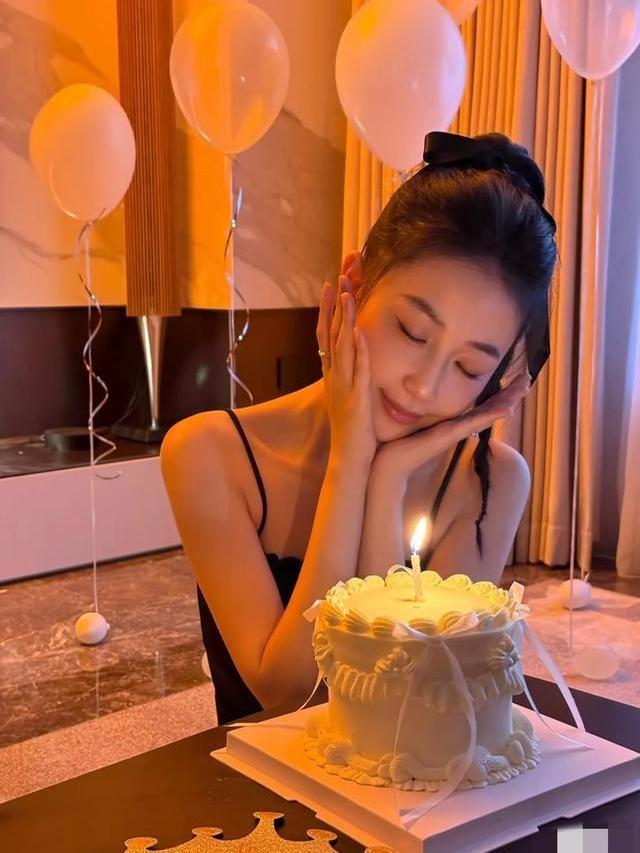 潘瑋柏老婆宣云迎來31歲生日，穿黑色吊帶扎丸子頭慶生少女感滿滿