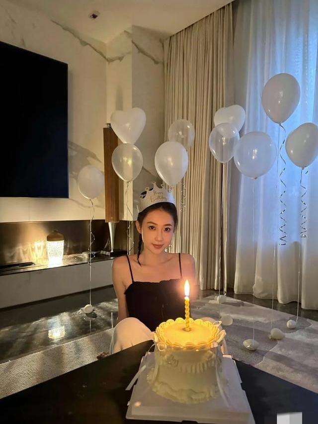 潘瑋柏老婆宣云迎來31歲生日，穿黑色吊帶扎丸子頭慶生少女感滿滿