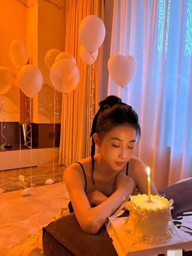 潘瑋柏老婆宣云迎來31歲生日，穿黑色吊帶扎丸子頭慶生少女感滿滿