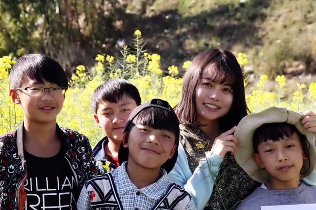 90后硬核美女學(xué)霸，山里“蹲”4年教5萬多孩子寫詩…