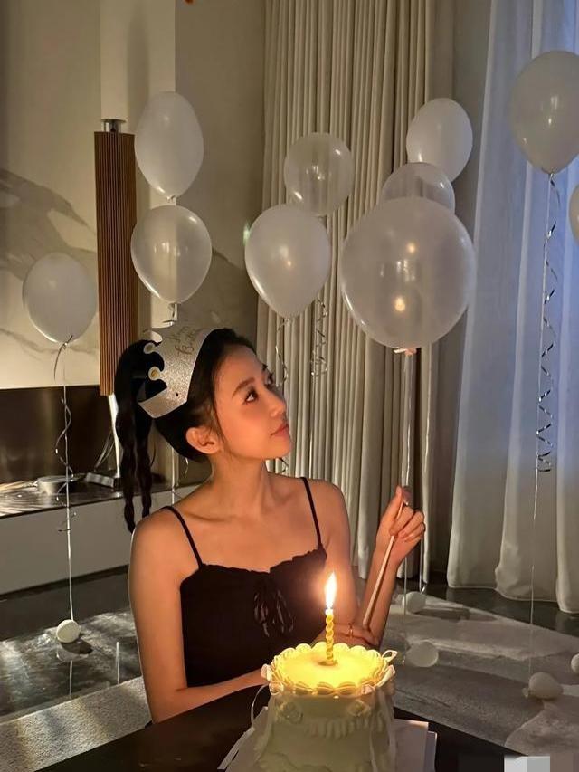潘瑋柏老婆宣云迎來31歲生日，穿黑色吊帶扎丸子頭慶生少女感滿滿