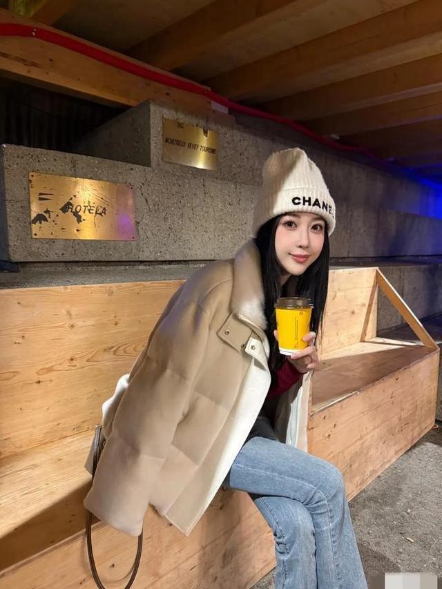 潘瑋柏老婆宣云迎來31歲生日，穿黑色吊帶扎丸子頭慶生少女感滿滿