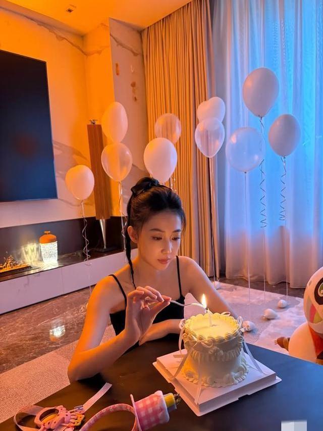 潘瑋柏老婆宣云迎來31歲生日，穿黑色吊帶扎丸子頭慶生少女感滿滿