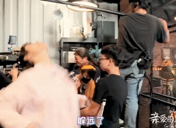 《親愛的》初吻揭秘，李現(xiàn)后退躲避怕挨打，楊紫臨場(chǎng)反應(yīng)亮了