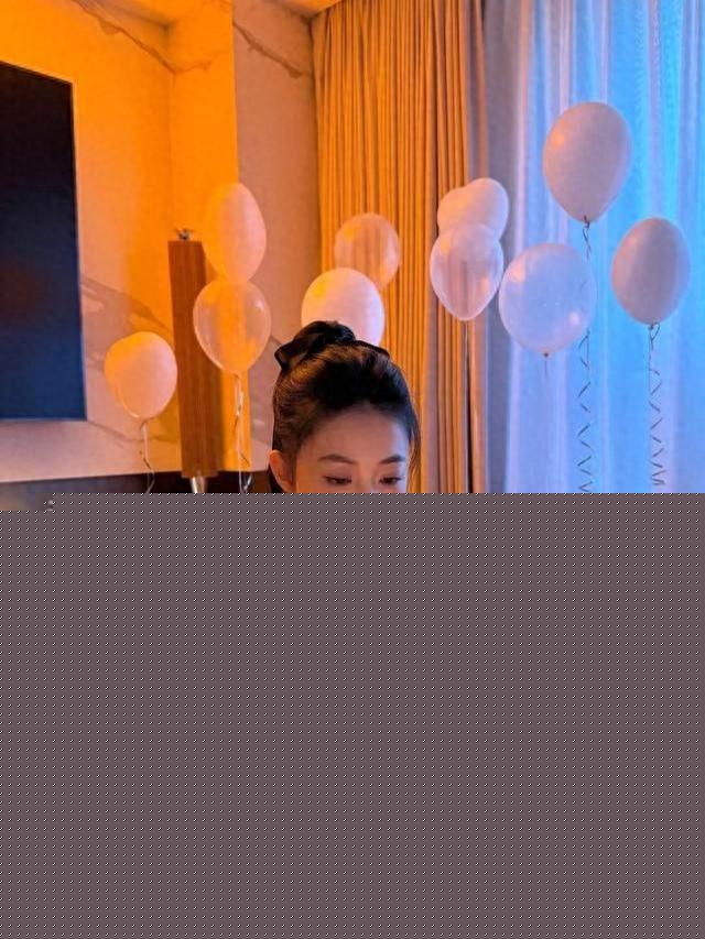 潘瑋柏老婆宣云迎來31歲生日，穿黑色吊帶扎丸子頭慶生少女感滿滿