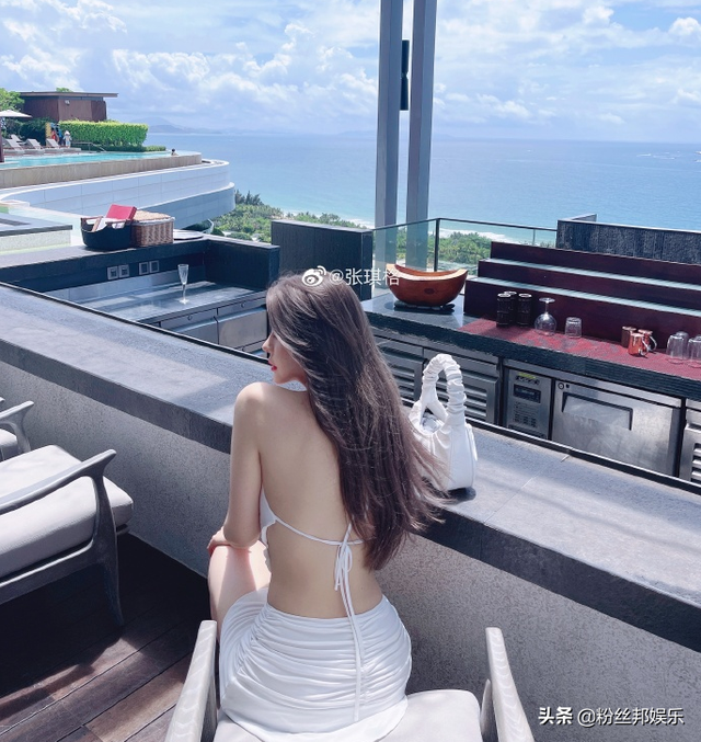 張琪格曬三亞露背照，素顏直播化妝臉色“蒼白”，粉絲直呼不認(rèn)識(shí)