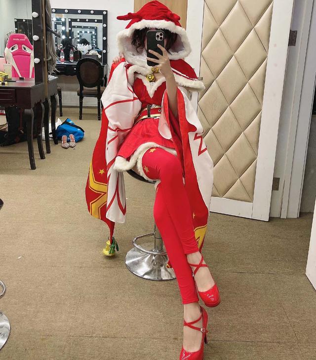 解說(shuō)琪琪COS貂蟬，黑絲大長(zhǎng)腿，身材絕佳，和張?zhí)鞇?ài)氣質(zhì)不同