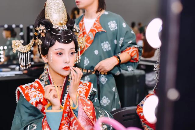 一夜爆賣4500萬！李佳琦“變裝”，投資人追捧，又一百億新市場(chǎng)