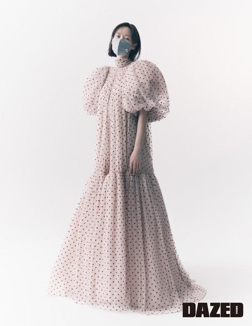 韓國女藝人李娜英拍口罩主題時(shí)裝寫真