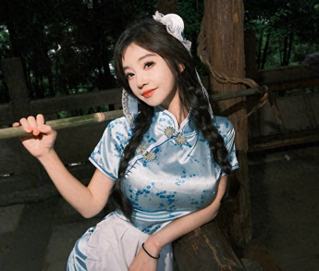 故意還是不小心？馮提莫直播又走光，尺度越來越大了