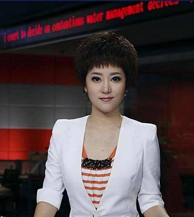 東方衛(wèi)視四大美女主持，直播中愛穿高跟、黑絲襪