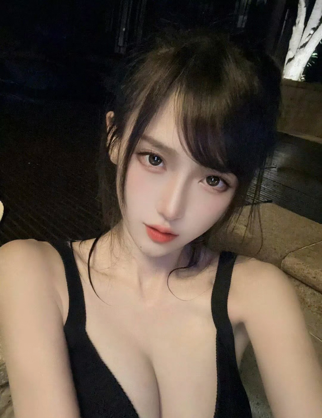 美女主播腐團(tuán)兒，黑色比基尼自拍，身材好頂！