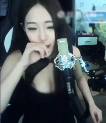 女主播直播游戲，網(wǎng)友稱好大膽！