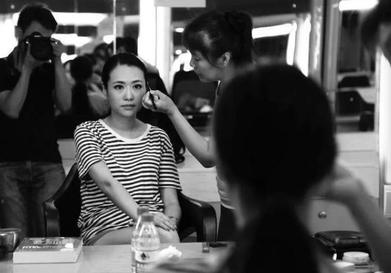 央視主播王曦梁，長(zhǎng)腿顏值高3次主持《豪門盛宴》，工作21年0失誤