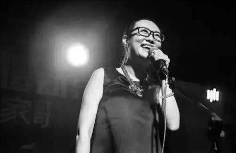 央視主播王曦梁，長(zhǎng)腿顏值高3次主持《豪門盛宴》，工作21年0失誤