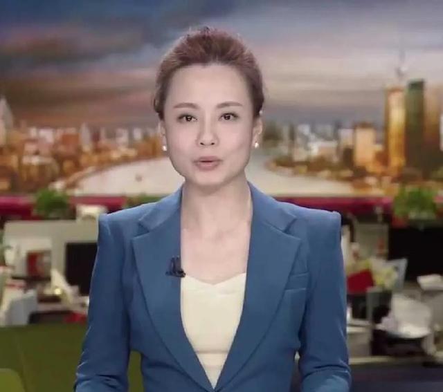 東方衛(wèi)視四大美女主持，直播中愛穿高跟、黑絲襪