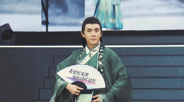 一夜爆賣4500萬！李佳琦“變裝”，投資人追捧，又一百億新市場(chǎng)