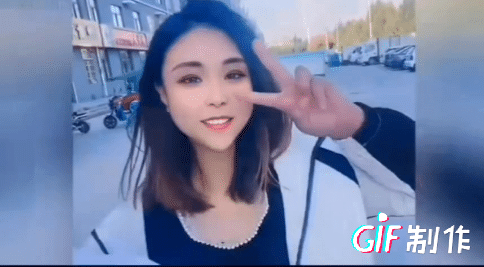 笑死人，看看直播關美顏后，女主播的表情變化，小撒直夸自己帥呆