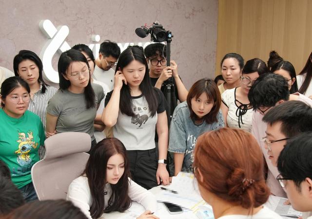 全網(wǎng)首個粉絲破億女主播誕生 辛選蛋蛋為直播新生代代言