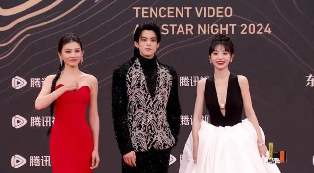 星光大賞太炸裂了！搶話筒露胸貼，各種失誤迷路摔倒還下跪