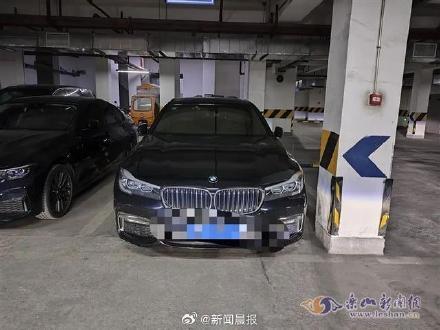 女子馬路邊直播拒絕司機(jī)搭訕后被撞 肇事司機(jī)李某涉嫌尋釁滋事，已被拘留