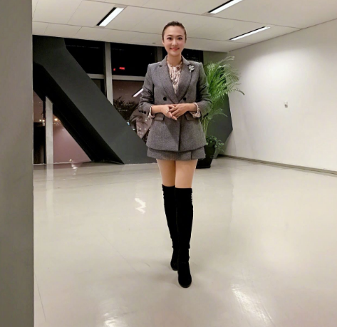 央視主播王曦梁，長(zhǎng)腿顏值高3次主持《豪門盛宴》，工作21年0失誤
