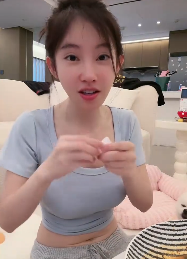 故意還是不小心？馮提莫直播又走光，尺度越來越大了