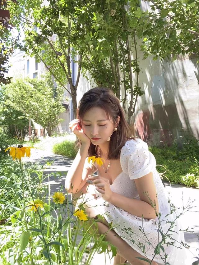 人比花嬌！美女體育主播小南絕美身材 泡泡公主裙展現醉人笑容