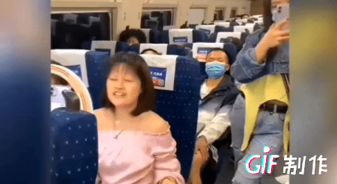 笑死人，看看直播關美顏后，女主播的表情變化，小撒直夸自己帥呆