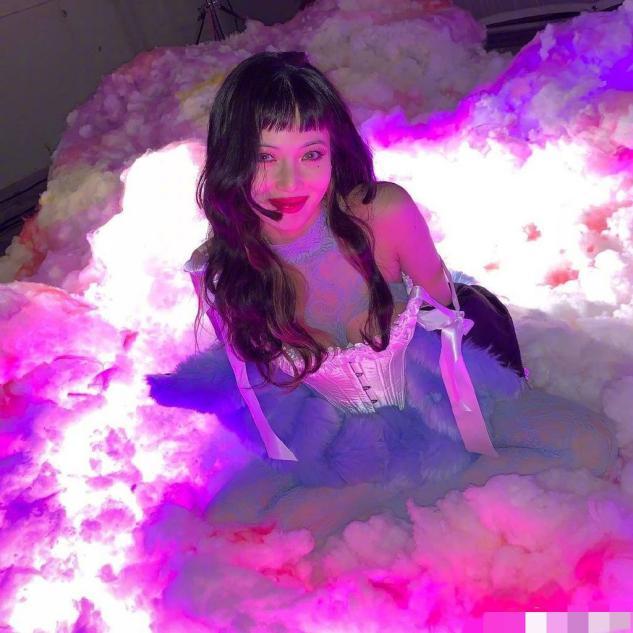 泫雅曝拍攝花絮，高抬腿用腳比心，大波浪卷發(fā)優(yōu)雅螞蟻腰好細(xì)