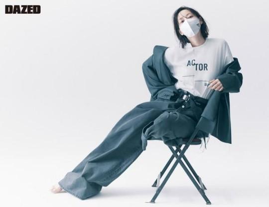 韓國女藝人李娜英拍口罩主題時(shí)裝寫真