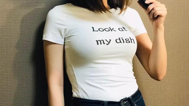 日本女主播在巨乳上打印廣告，網(wǎng)友：完全沒法拒絕