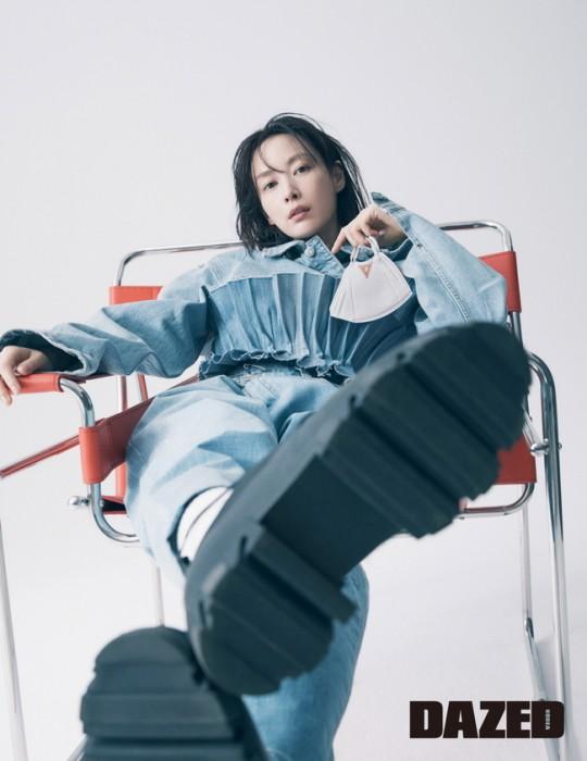 韓國女藝人李娜英拍口罩主題時(shí)裝寫真