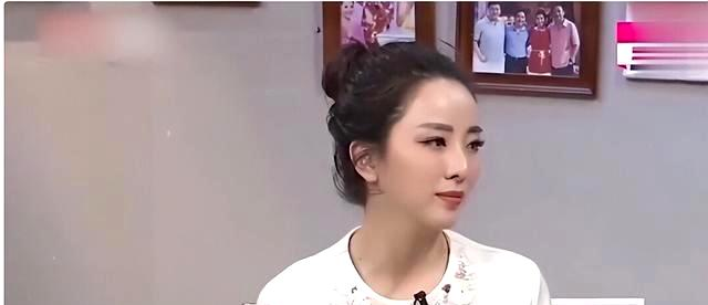 央視女主播婚姻謠言四起，四任丈夫與嫁富豪傳聞?wù)嫦嗳绾? onerror=