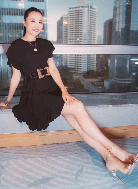 央視主播王曦梁，長(zhǎng)腿顏值高3次主持《豪門盛宴》，工作21年0失誤