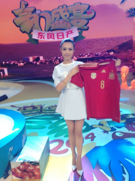 央視主播王曦梁，長(zhǎng)腿顏值高3次主持《豪門盛宴》，工作21年0失誤