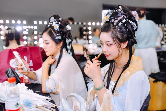 一夜爆賣4500萬！李佳琦“變裝”，投資人追捧，又一百億新市場(chǎng)