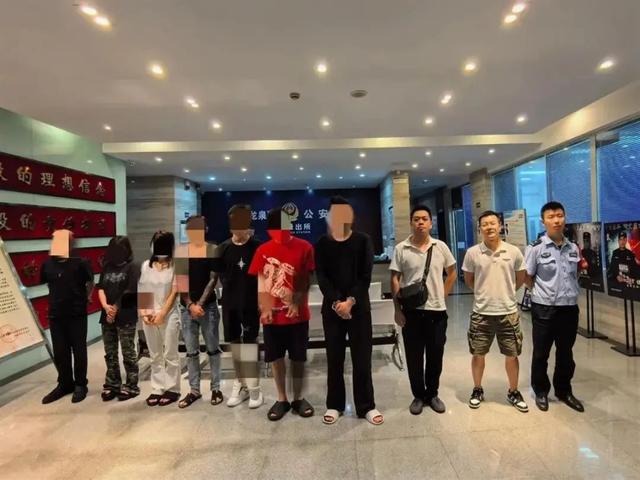 牛糞抹臉、活吞牛蛙，9名主播被行拘！