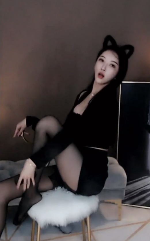 受不了！女主播低胸+黑絲裝大跳開火車，動作太大還露出私密衣物