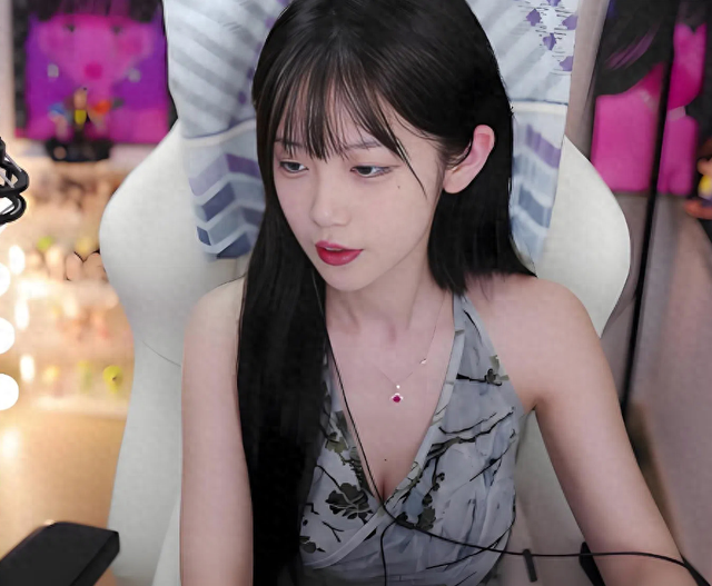 艾琳穿白色吊帶直播，“哇塞”身材展露無遺，這不花錢可以看的？