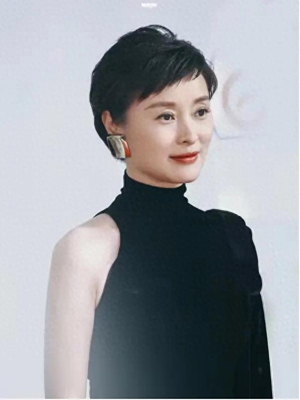 曾經(jīng)的央視最美主持，卻在拍戲時(shí)懷孕，今孩子已16歲生父依然成謎