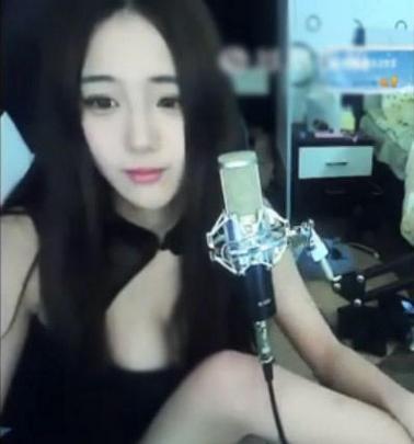 女主播直播游戲，網(wǎng)友稱好大膽！