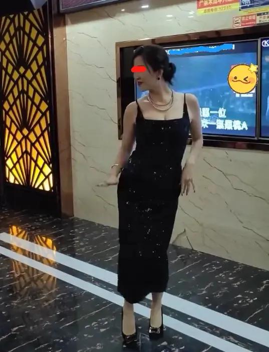 女子穿吊帶裙參加聚會(huì)，在KTV大秀妖嬈舞姿，只要丈夫不知道就行