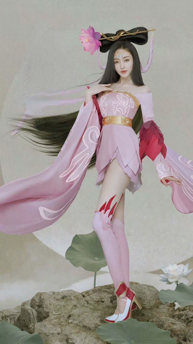 解說(shuō)琪琪COS貂蟬，黑絲大長(zhǎng)腿，身材絕佳，和張?zhí)鞇?ài)氣質(zhì)不同