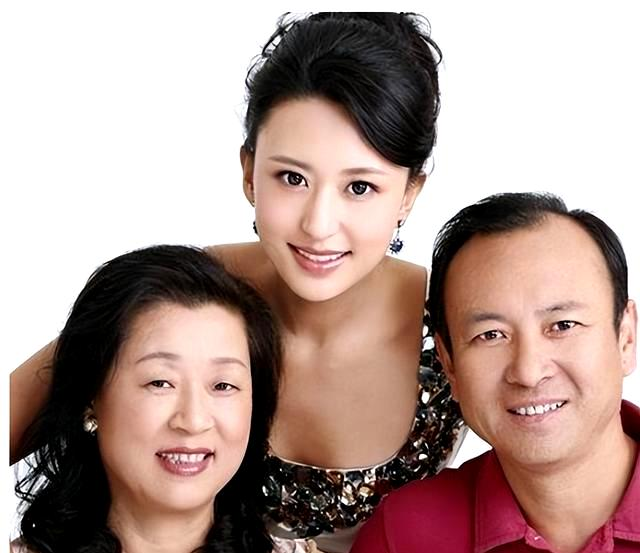 央視女主播婚姻謠言四起，四任丈夫與嫁富豪傳聞?wù)嫦嗳绾? onerror=