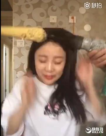 美女電鉆啃玉米變禿頂去看醫(yī)生：真悲劇了