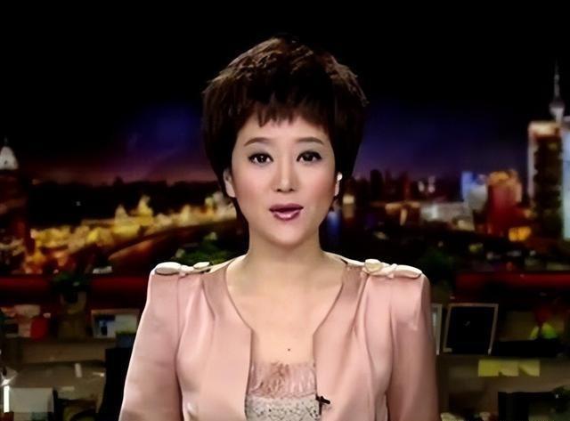 東方衛(wèi)視四大美女主持，直播中愛穿高跟、黑絲襪