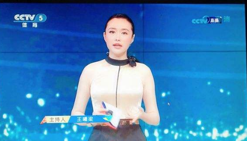 央視主播王曦梁，長(zhǎng)腿顏值高3次主持《豪門盛宴》，工作21年0失誤
