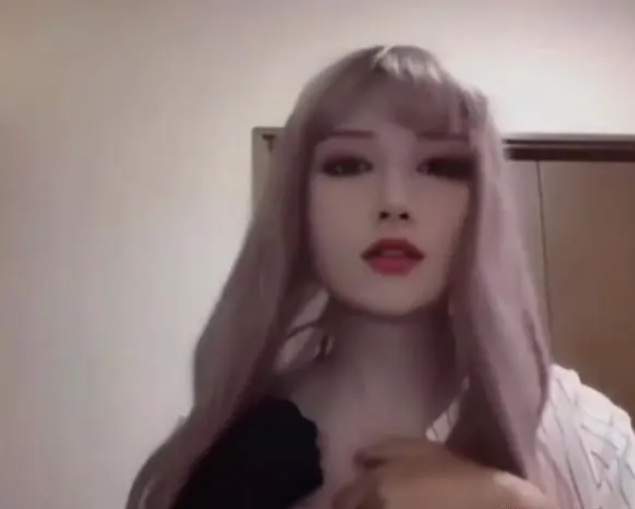 女主播下播忘關(guān)攝像頭，下播后行為震驚粉絲，一言不合就“塌房”