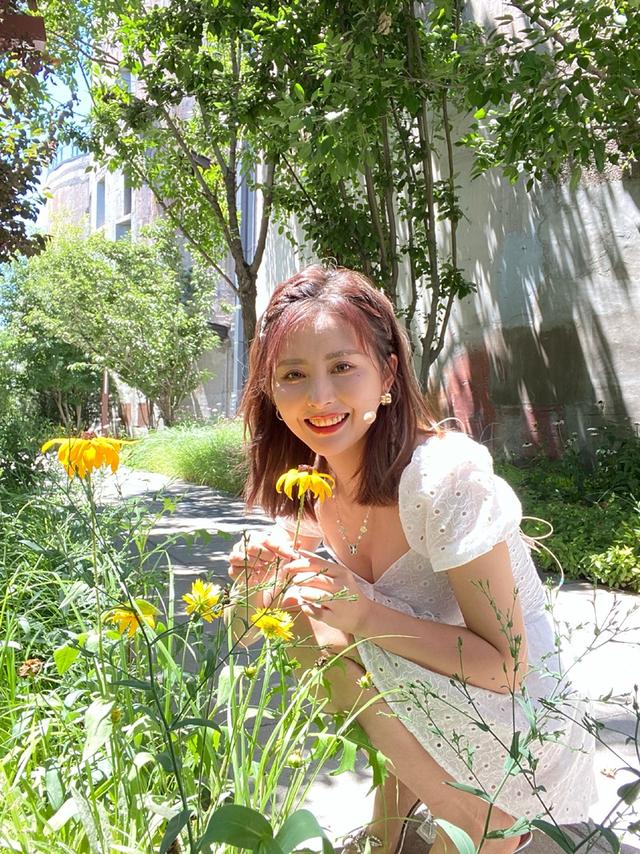 人比花嬌！美女體育主播小南絕美身材 泡泡公主裙展現醉人笑容